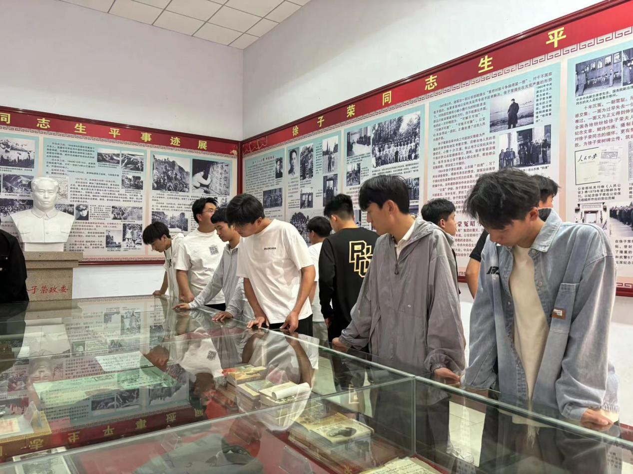同学们参观 同学们参观